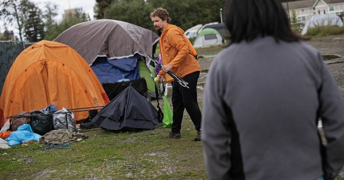 Man giving high-quality tents to homeless people says city has