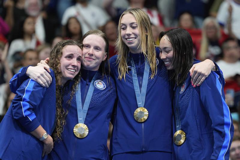 On a wild final night of swimming, U.S. sets two world records, edges Australia in gold-medal race