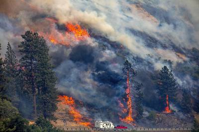 A tanker plane crash has killed a firefighting pilot in Oregon as Western wildfires spread