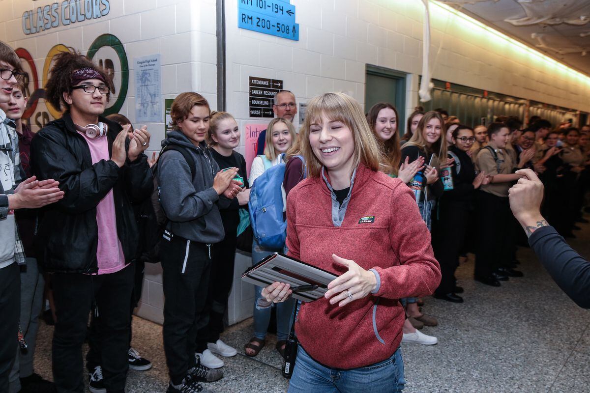 High school stands behind ‘Bulldog’ security guard as she copes with breast cancer