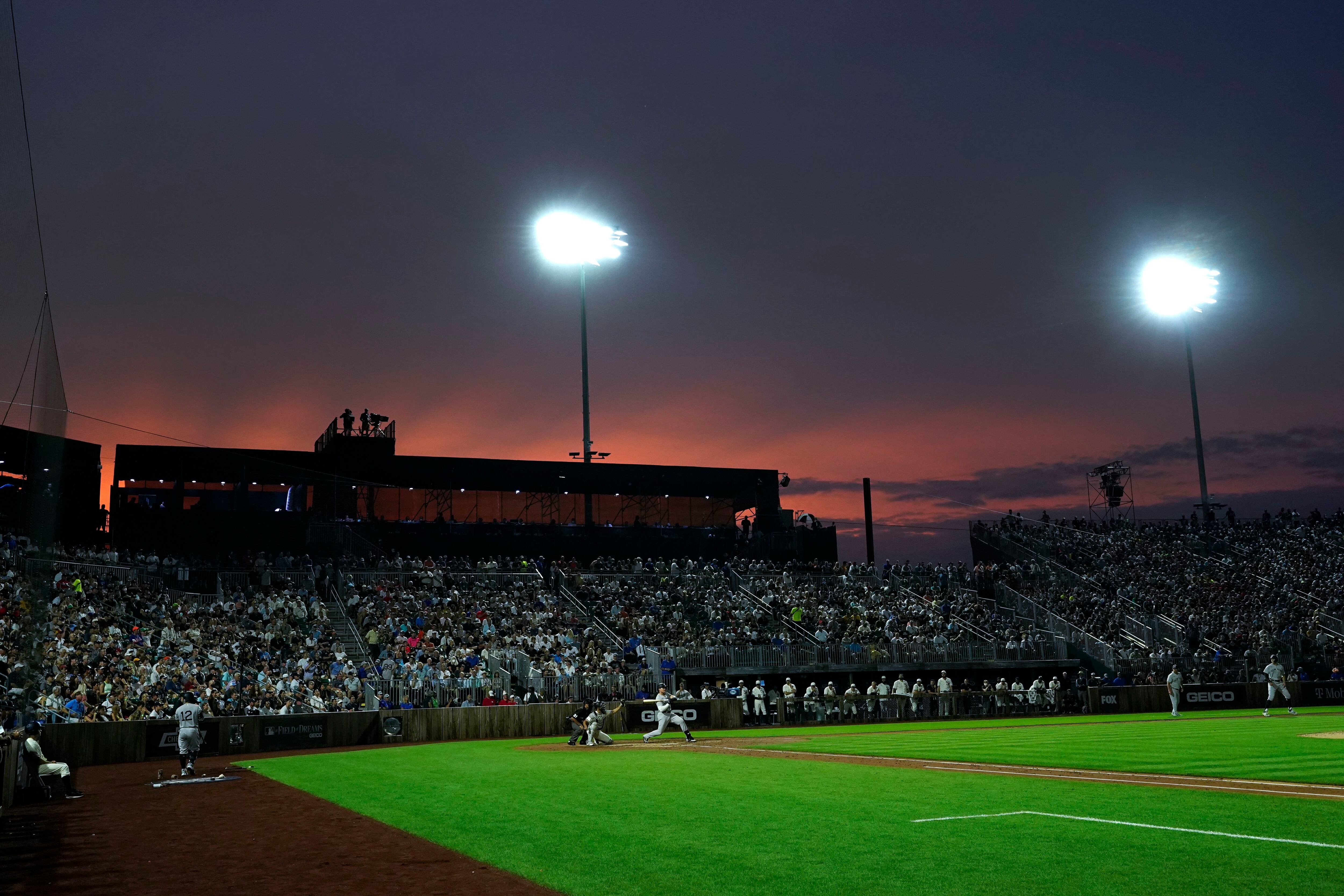 Athletes, actors take over Field of Dreams in Dyersville before game