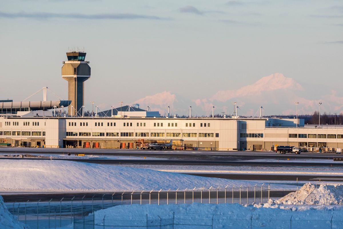 Canadian Air Controllers Sent Pizza To ‘coworkers’ In Anchorage Going ...