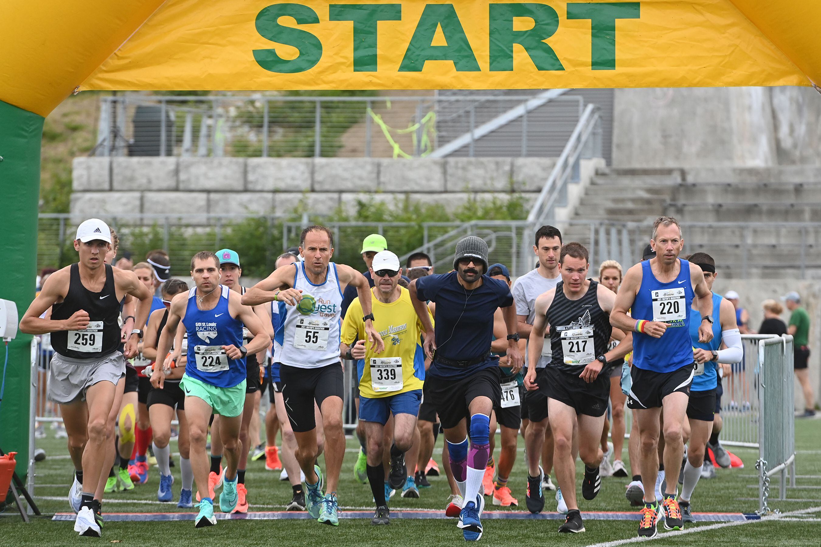 1 400 Runners Show Up For Anchorage Mayor S Marathon Along With A Black Bear That Refused To Share The Trail