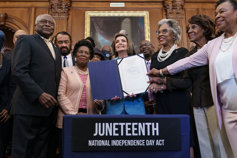 FILE - From left, Majority Whip James Clyburn, D-S.C., Rep. Al Green, D-Texas, Rep. Sheila Jackson Lee, D-Tex., Speaker of the House Nancy Pelosi, D-Calif., Rep. Joyce Beatty, D-Ohio, Rep. Maxine Waters, D-Calif., Rep. Barbara Lee, D-Calif., and members of the Congressional Black Caucus celebrate the passage of the Juneteenth National Independence Day Act, at the Capitol in Washington, June 17, 2021. Longtime U.S. Rep. Sheila Jackson Lee, who helped lead federal efforts to protect women from domestic violence and recognize Juneteenth as a national holiday, has died Friday, July 19, 2024, after battling pancreatic cancer, according to her chief of staff. (AP Photo/J. Scott Applewhite, File)