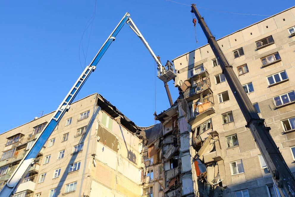 At Least 4 Dead In Collapse Of Russian Apartment Building - Anchorage ...